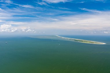Temmuz 2022 'de Mobile Körfezi ağzındaki Fort Morgan, Alabama' nın havadan görüntüsü. 