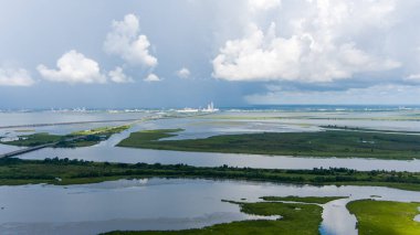 Temmuz 2022 'de şehir merkezindeki Mobile, Alabama siluetinin ve Mobile Körfezi deltasının hava görüntüsü. 