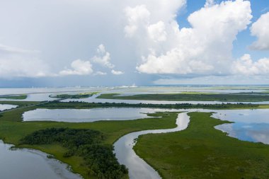 Temmuz 2022 'de şehir merkezindeki Mobile, Alabama siluetinin ve Mobile Körfezi deltasının hava görüntüsü. 
