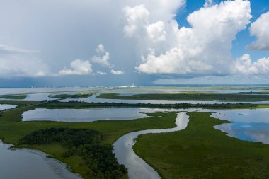 Temmuz 2022 'de şehir merkezindeki Mobile, Alabama siluetinin ve Mobile Körfezi deltasının hava görüntüsü. 