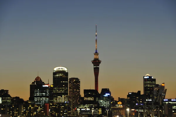 Auckland city i skymningen — Stockfoto