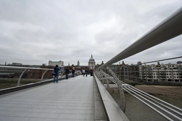 Millennium bridge — Stockfoto