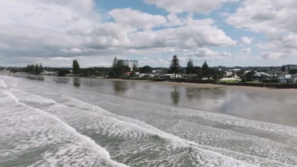 Olas Rompiendo Playa Orewa Auckland Nueva Zelanda Tomado Con Dron — Vídeos de Stock
