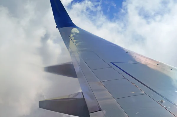 Wing passenger planes, blue sky and clouds — Stock Photo, Image