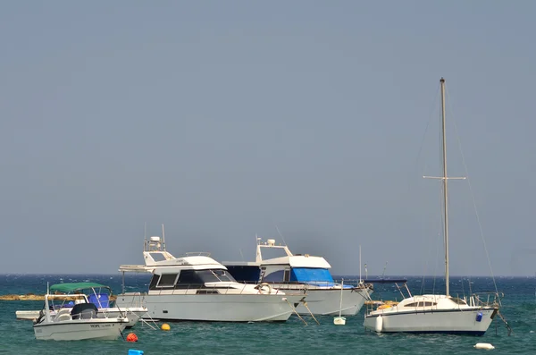 Båtar nära stranden. — Stockfoto