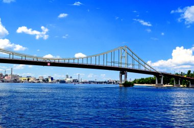 Nehirde arasında köprü