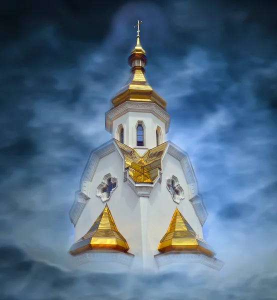 Церковь против ночного голубого неба и белых облаков — стоковое фото