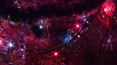 çelenk yanıp sönen ile dekore edilmiş Noel ağacı