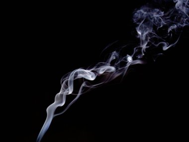 Siyah arka planda beyaz dumanların soyut girdapları. Pankart, model ya da kolaj için yaratıcı tasarım öğesi. Tütsü dumanı. Yatay resim.