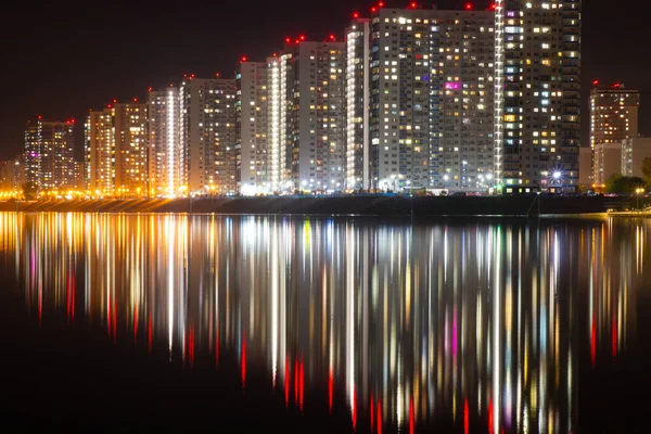 Reflejo Luces Doradas Rojas Brillantes Edificios Residenciales Gran Altura Terraplén —  Fotos de Stock