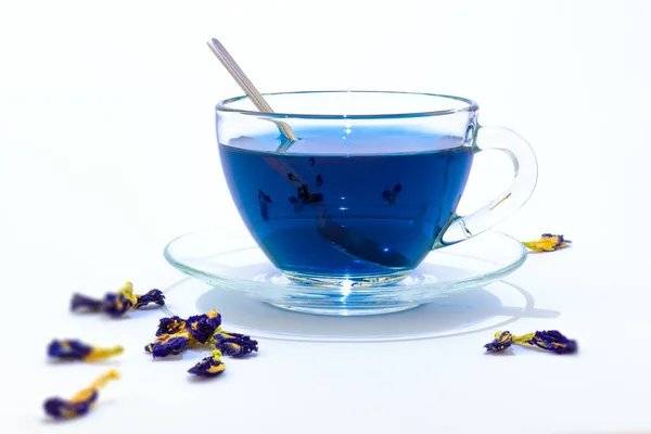 Cup Anchan 버터플라이 완두콩 Butterfly Pea Tea 유리잔에 홍차와 꽃들을 스톡 이미지