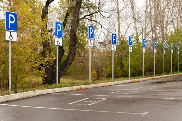 Parkeren Het Stadspark Met Uitgeruste Parkeerplaatsen Voor Gehandicapten Met Verkeersborden — Stockfoto