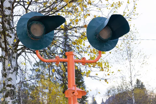 铁路道口的铁路信号灯或信号灯 以秋季森林为背景 — 图库照片