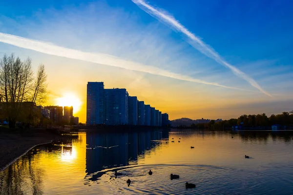 Gouden Zonsondergang Dijk Yenisei Rivier Krasnojarsk Rusland Stadsgezicht Met Moderne — Stockfoto