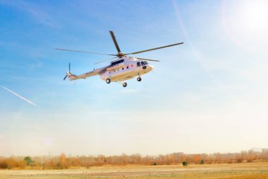 Krasnoyarsk, Rusya - 22 Ekim 2021: Ambulans helikopteri şehir arka planından kalkıyor