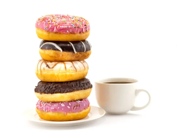 様々な装飾と白の背景に隔離された黒コーヒーの小さなカップと多彩なカラフルなドーナツの大きなスタック 肥満と不健康な栄養の世界問題の概念背景 — ストック写真