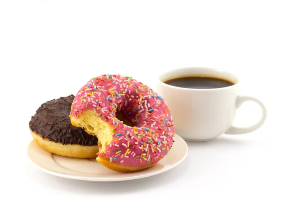 Натюрморт Укушенным Красочным Пончиком Тарелке Чашка Черного Кофе Изолированы Белом — стоковое фото
