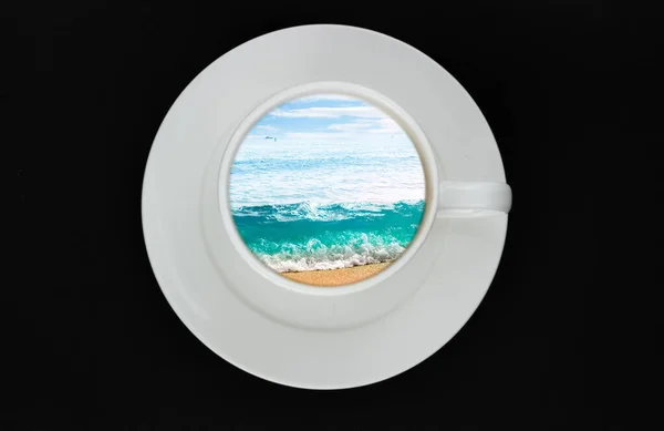 Biały Ceramiczny Kubek Turkusowym Tropikalnym Morzem Niebem Piaszczystą Plażą Wewnątrz — Zdjęcie stockowe