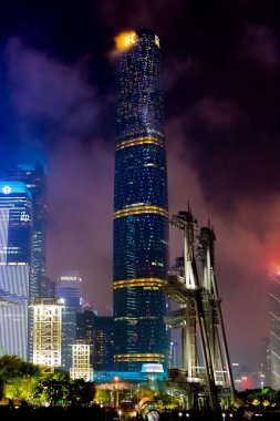 Guangzhou, Çin - 9 Mart 2019: Guangzhou şehrindeki modern gökdelenlere gece görüşü