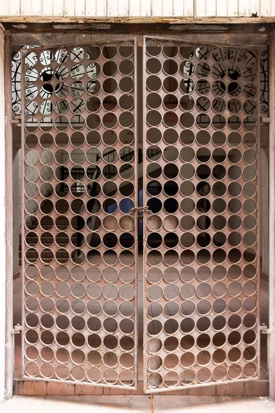 Portais Antigos Metal Fecham Entrada Edifício — Fotografia de Stock