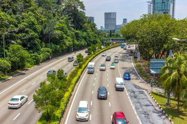 Kuala Lumpur, Malezya - 14 Mart 2019: Kuala Lumpur, Malezya 'da otoyol trafiği.
