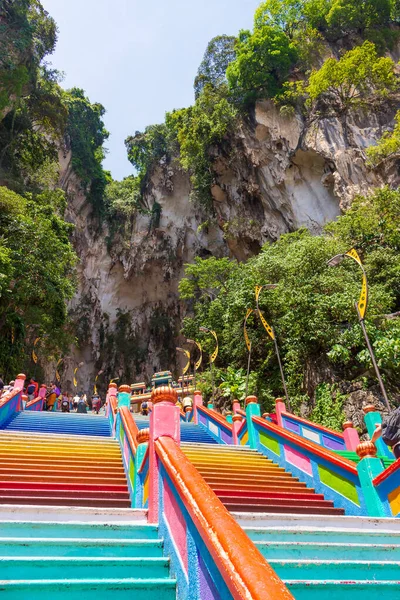 马来西亚吉隆坡 2019年3月15日 彩色彩虹楼梯通往马来西亚吉隆坡的巴图洞穴 — 图库照片