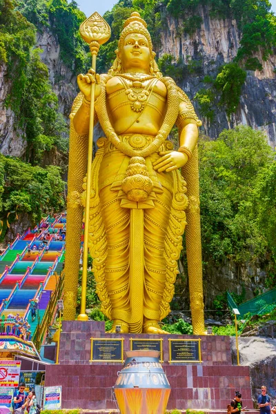 马来西亚吉隆坡 Kuala Lumpur Malaysia 2019年3月15日 巨型金像穆鲁甘领主 进入马来西亚吉隆坡巴图洞穴的彩虹楼梯 印度教神的战争与胜利 — 图库照片