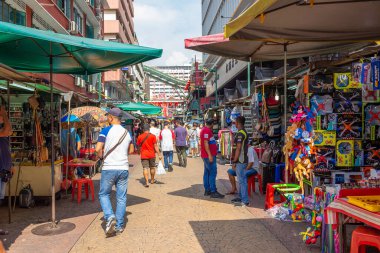 Kuala Lumpur, Malezya - 12 Mart 2019: Malezya 'nın başkenti Kuala Lumpur' da hediyelik eşya turist dükkanları ile sokak pazarı