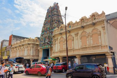 Kuala Lumpur, Malezya - 12 Mart 2019: Kuala Lumpur, Malezya 'nın Çin Mahallesi' nde Sri Maha Mariamman Tapınağı yakınlarındaki işlek cadde. Ulaşım ve Hindu mimarisi.