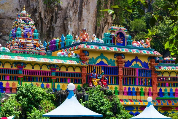 马来西亚吉隆坡巴图洞穴附近五彩斑斓的印度教寺庙的碎片 上面装饰着彩虹般的后神雕像 — 图库照片