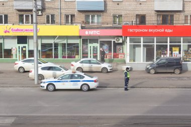 Krasnoyarsk, Rusya - 3 Kasım 2021: Polis arabası ve trafik polisi şehir sokaklarındaki sürücünün belgelerini kontrol edin