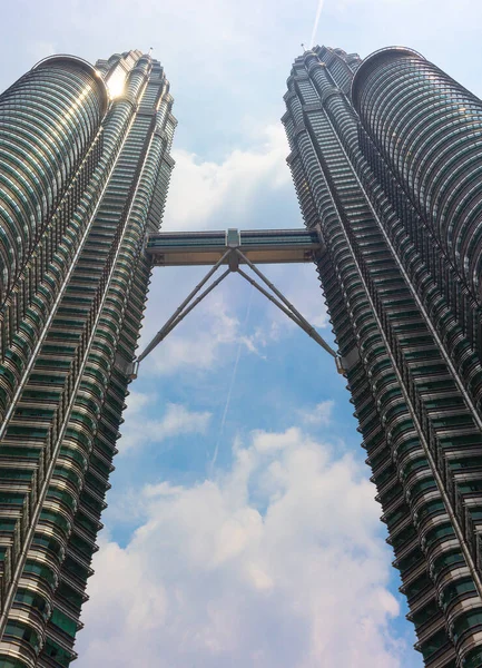 マレーシアのクアラルンプール 2019年3月11日 マレーシアのクアラルンプールにあるペトロナスツインタワー 青い空を背景にしたモダンなガラス高層ビル — ストック写真