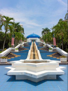 Kuala Lumpur, Malezya - 14 Mart 2019: Ulusal Planetaryum Negara, Kuala Lumpur, Malezya. Malezya bayraklarıyla süslenmiş merdiven bir astronomik gözlemevinin ana girişine çıkıyor.