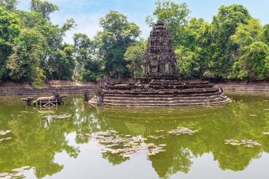 Angkor, Kamboçya 'daki Neak Pean tapınağının kalıntıları. Kamboçya 'daki Siem Reap yakınlarındaki Wat Prasat Neak Poan' da sanatsal ada ve gölet. Angkor Tapınağı Kompleksi