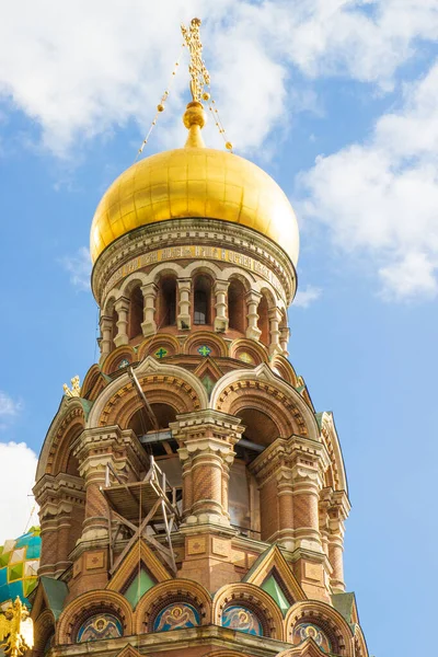 ロシアのサンクトペテルブルクにある青空を背景に 救世主教会の黄金のドーム 進行中の復旧作業 — ストック写真