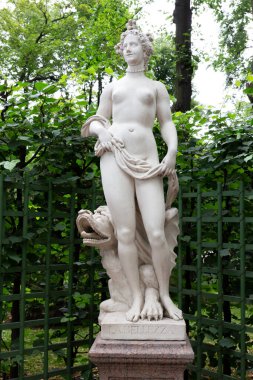 Saint Petersburg, Rusya - 13 Ağustos 2020: Güzellik Heykeli (kopya). D. Zorzoni heykeltraşı, 1719 dolaylarında, İtalya. St. Petersburg 'daki Shkolnaya Sokağı' na kurulmuş.