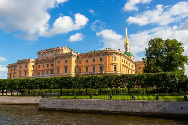 Saint Petersburg, Rusya 'daki Saint Michael' s Castle 'ın kuzey cephesinde yaz manzarası. Mikhailovsky Kalesi ya da Mühendisler Kalesi olarak da bilinir.