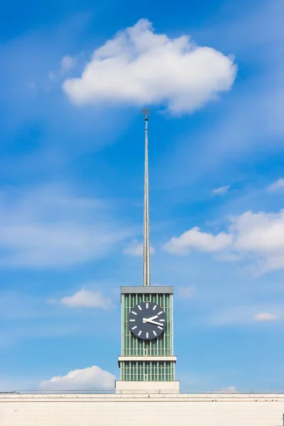 Reloj Aguja Estación Tren Finlyandsky Fondo Del Cielo Azul San —  Fotos de Stock
