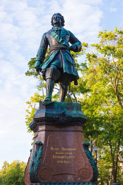 1841年彼得罗夫斯基公园的Kronstadt Peter大帝的奠基人纪念碑 纪念碑的作者是雕塑家雅克 — 图库照片