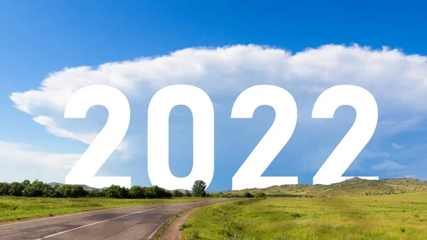 Надпись 2022 Года Среди Солнечных Природных Ландшафтов Пустая Асфальтовая Дорога Лицензионные Стоковые Изображения