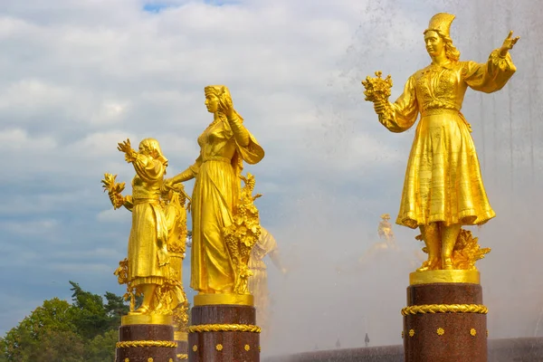 Moscow Russia August 2020 Fragment Friendship Peoples Fountain Golden Statues — Fotografia de Stock