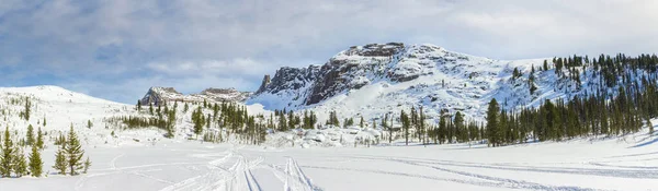 Dağ Sırasının Panoramik Kış Manzarası Uyuyan Sayan Doğal Park Ergaki — Stok fotoğraf