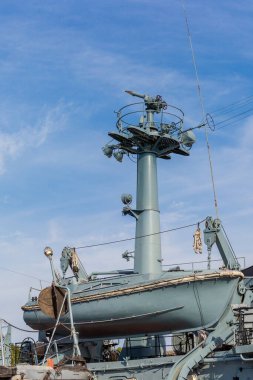 Kronstadt, Rusya 'da mavi gökyüzüne karşı itfaiye gemisinde su topu ve cankurtaran botu taşıyan gemi direği.