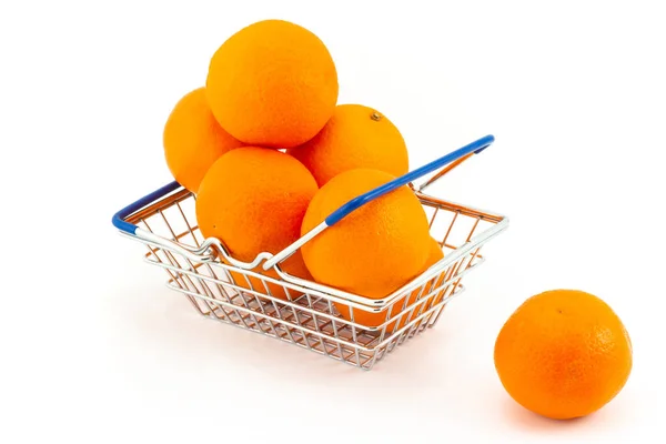 Nákupní Košík Plně Naplněn Zralé Oranžové Mandarinky Vypadl Mandarinky Izolované — Stock fotografie