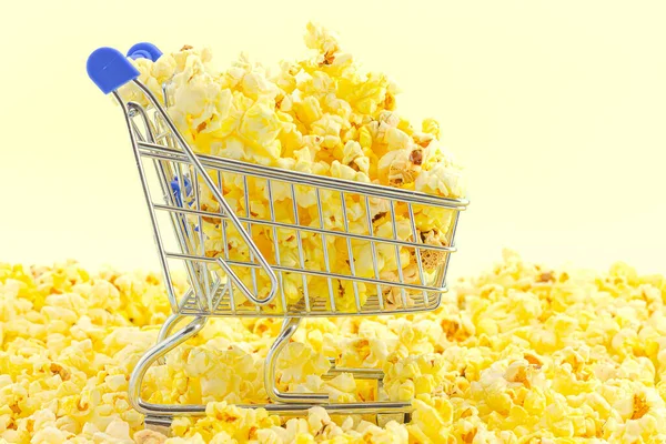 Malý Nákupní Košík Plně Naplněný Čerstvě Vyrobeným Popcornem Mezi Popcornem — Stock fotografie