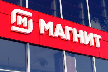 Krasnoyarsk, Rusya - 15 Ocak 2022: Cam duvarda Magnet veya Magnet mağazasının amblemi. Rusya 'nın en büyük perakendecilerinden biri.