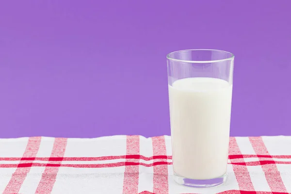 Fullt Glas Mjölk Med Röd Och Vit Rutig Linne Kökshandduk — Stockfoto