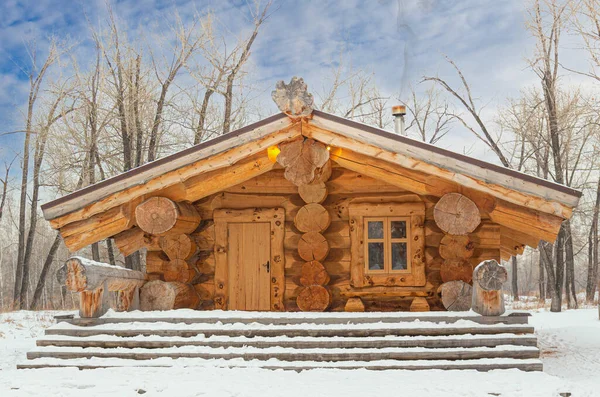 Сказочный Деревянный Дом Гигантских Бревен Зимнем Заснеженном Лесу Хижина Построенная Стоковое Изображение