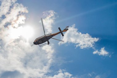 Krasnoyarsk, Rusya - 21 Ocak 2022: bulutlu mavi gökyüzüne karşı uçan helikopter. Bulanık hareket.