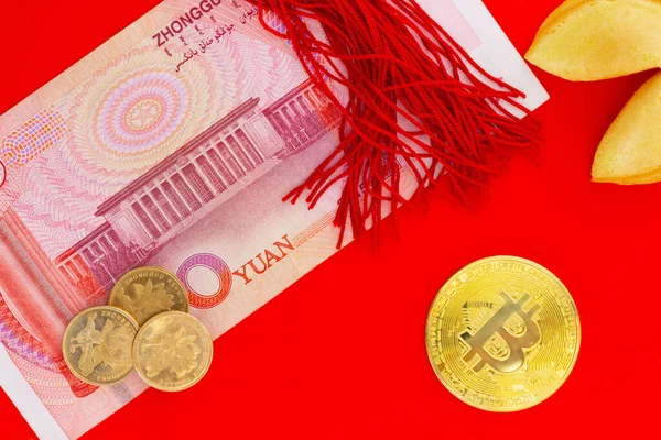 Nota Yuan Chinesa Bitcoin Dourado Moedas Borla Seda Vermelha Biscoito — Fotografia de Stock